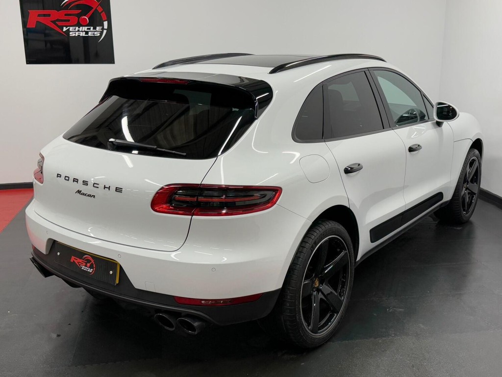 PORSCHE MACAN