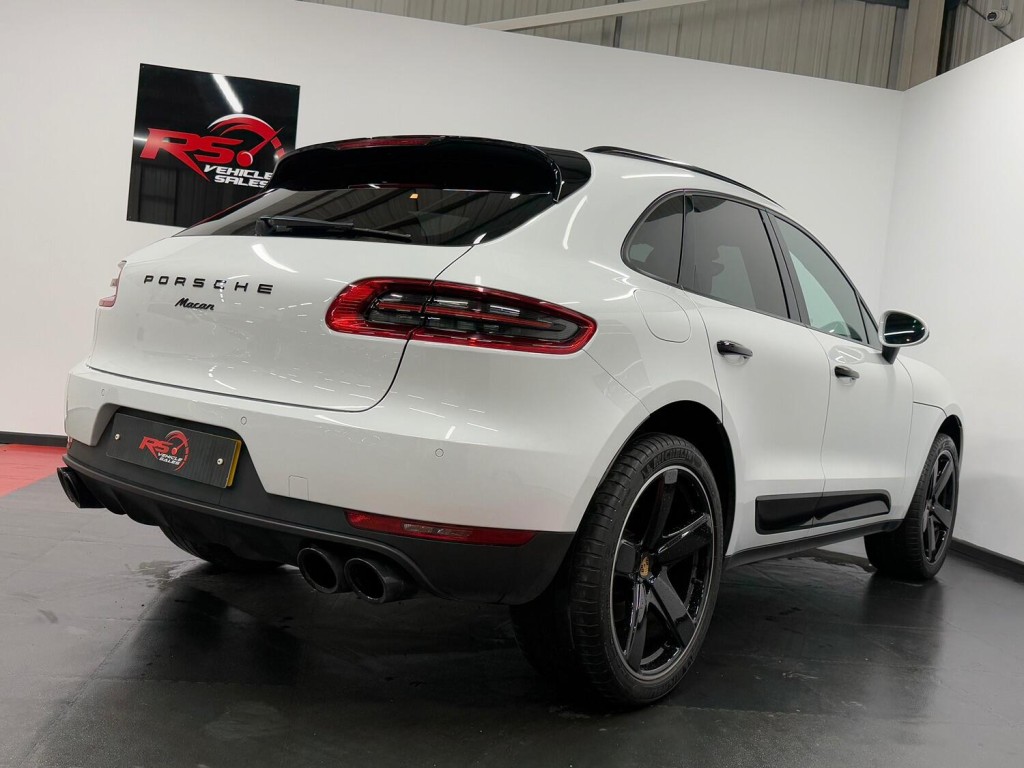 PORSCHE MACAN