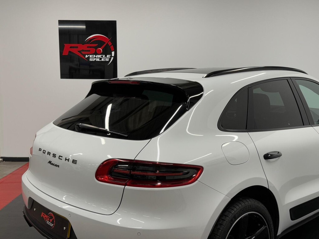 PORSCHE MACAN