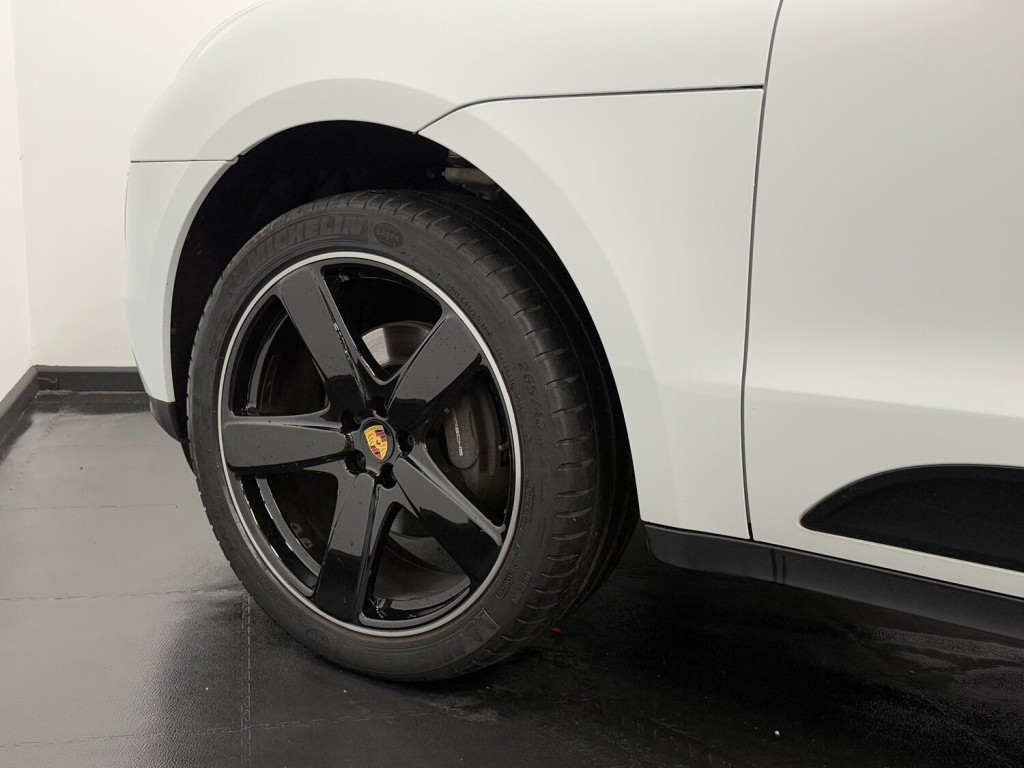 PORSCHE MACAN
