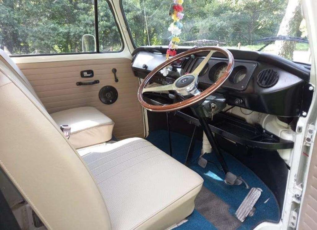 VOLKSWAGEN T2 BAY WINDOW