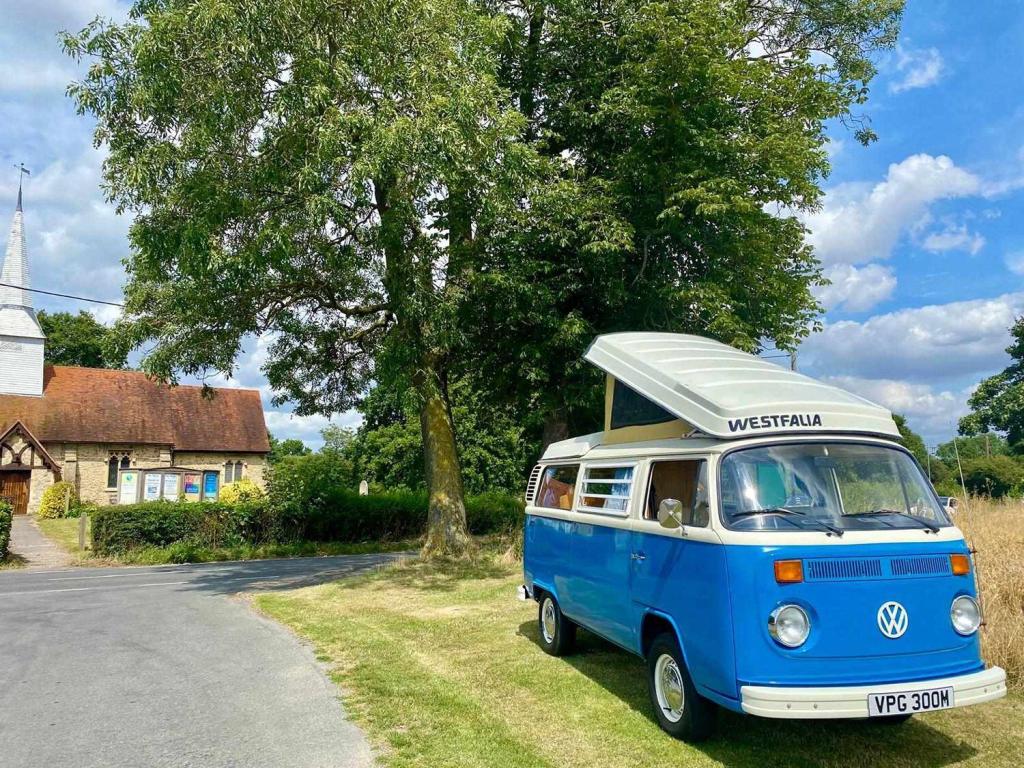 VOLKSWAGEN T2 BAY WINDOW