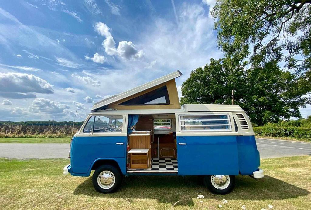 VOLKSWAGEN T2 BAY WINDOW