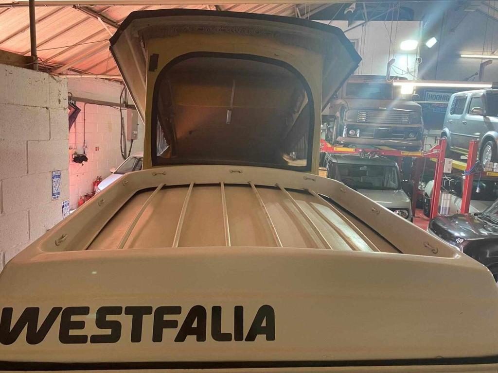 VOLKSWAGEN T2 BAY WINDOW