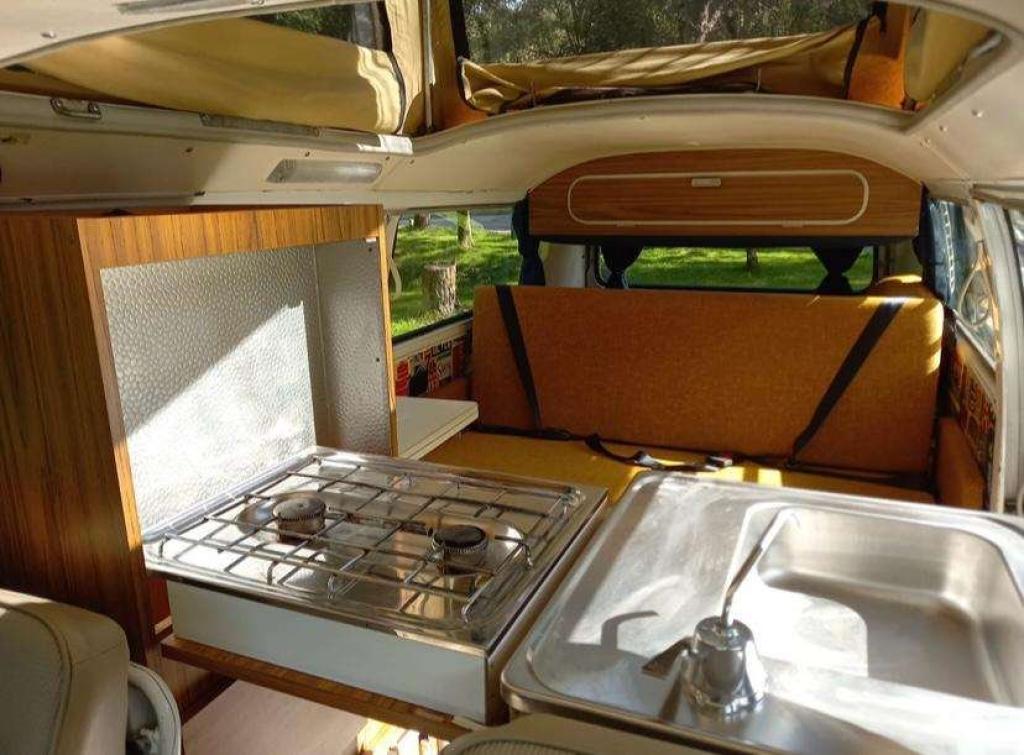 VOLKSWAGEN T2 BAY WINDOW