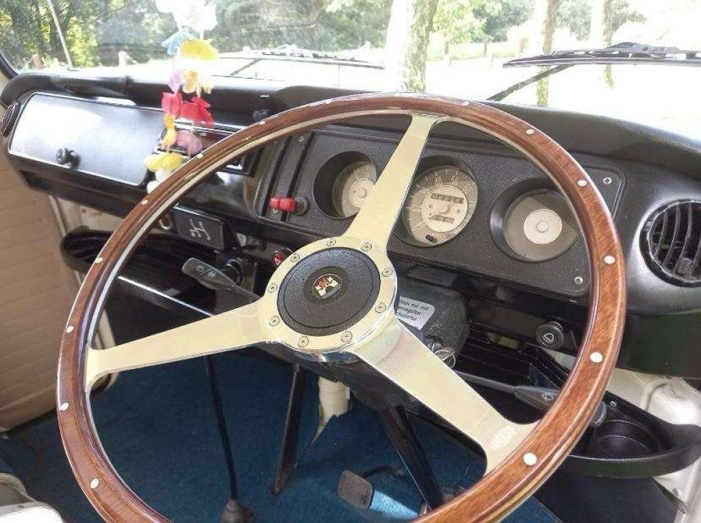 VOLKSWAGEN T2 BAY WINDOW