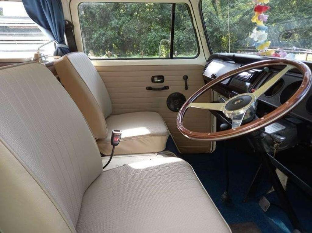 VOLKSWAGEN T2 BAY WINDOW