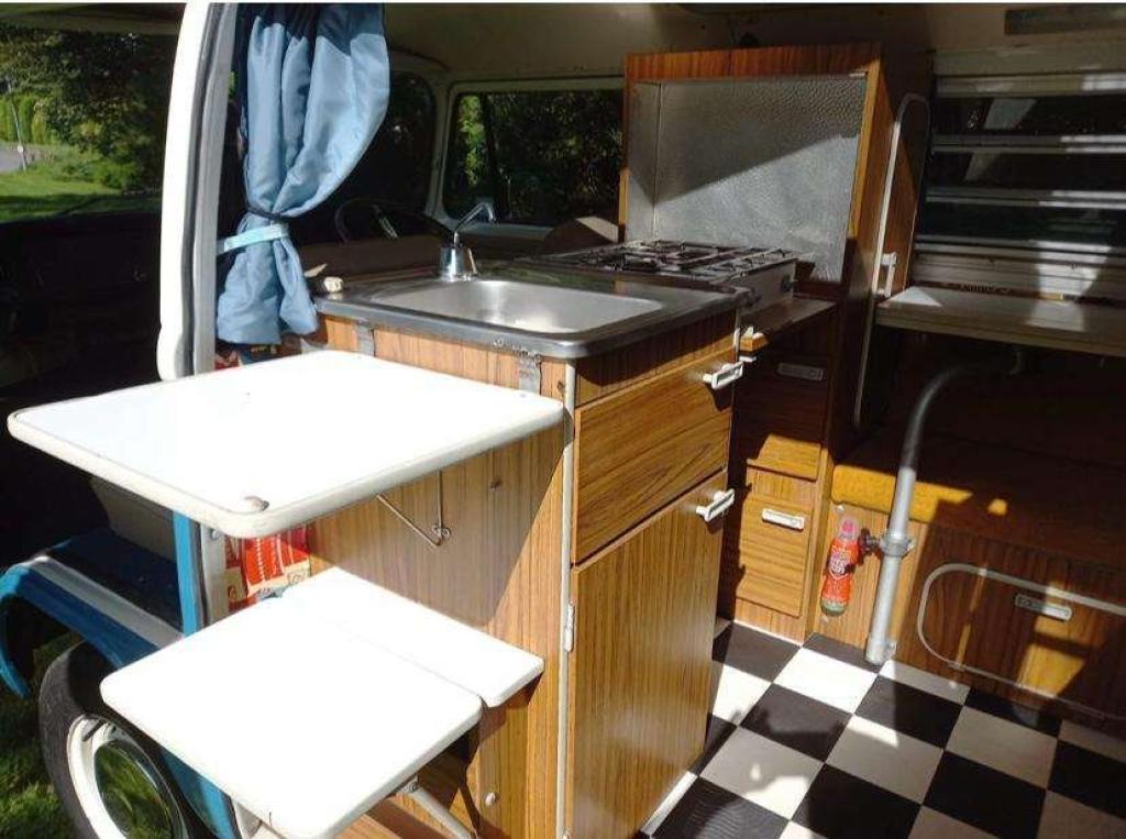 VOLKSWAGEN T2 BAY WINDOW