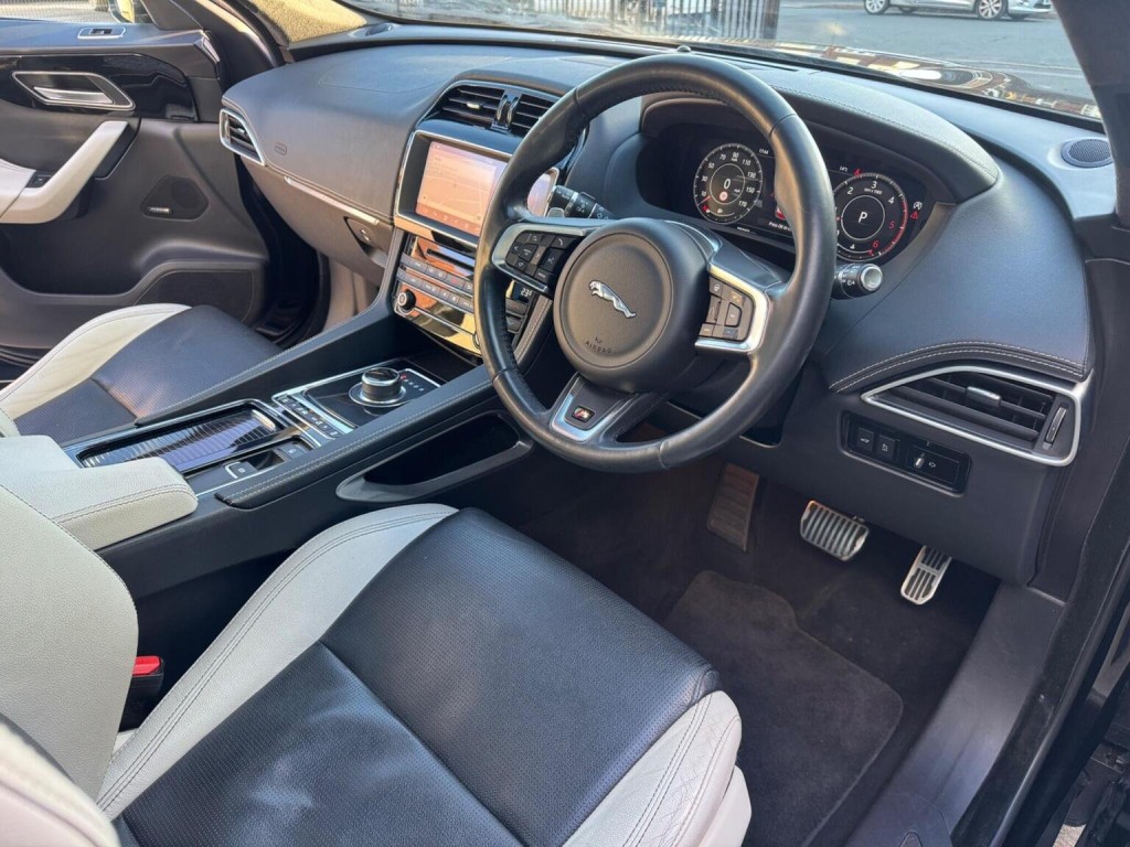 JAGUAR F-PACE