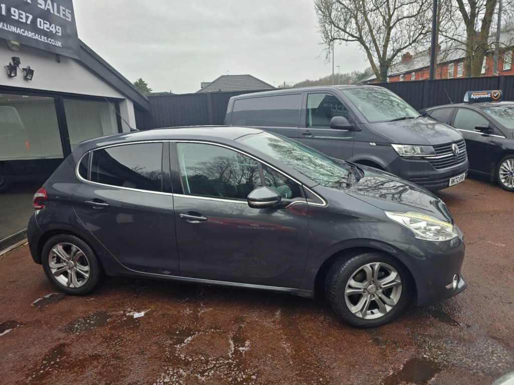 PEUGEOT 208