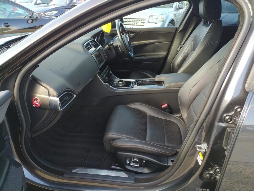 JAGUAR XE