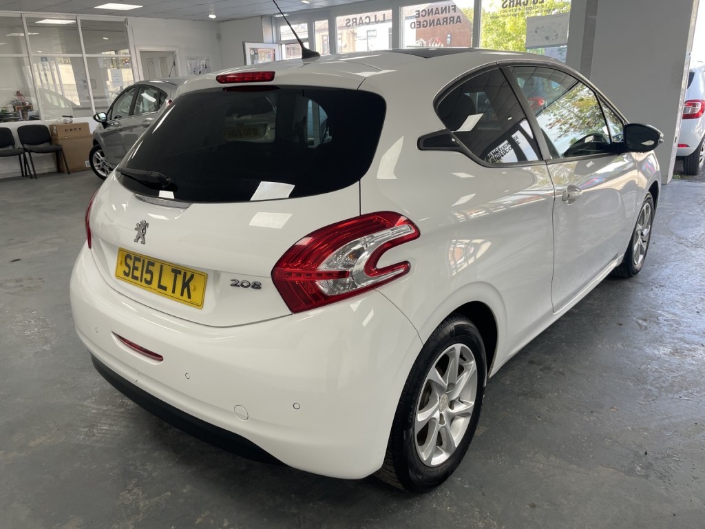 PEUGEOT 208