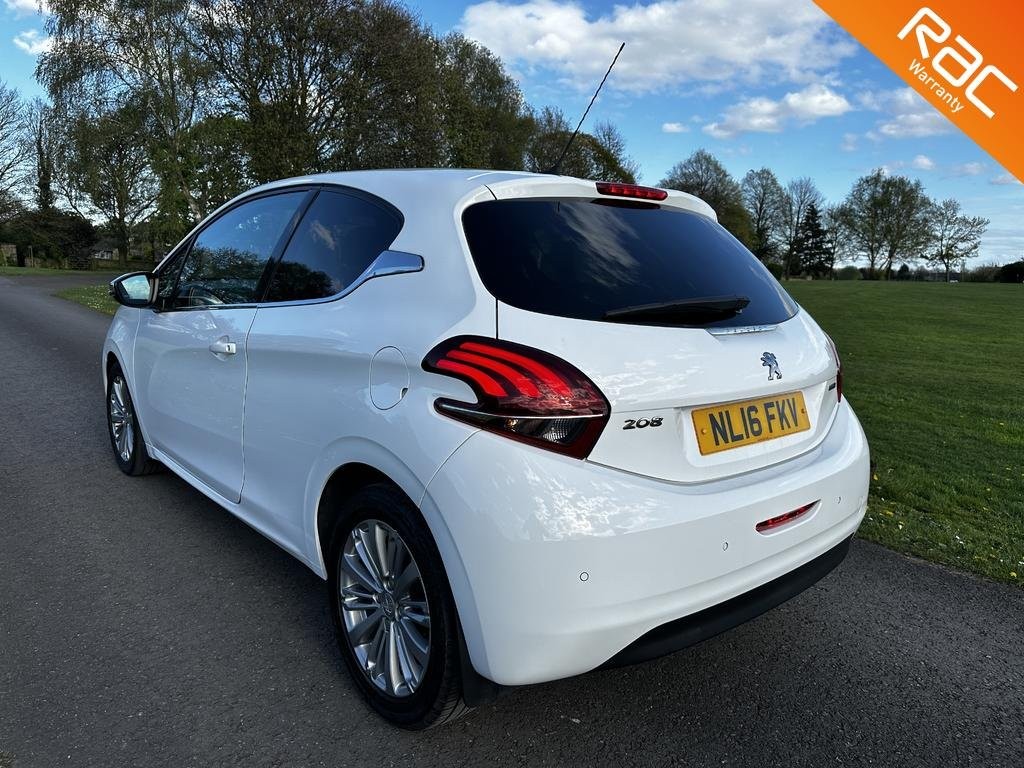 PEUGEOT 208