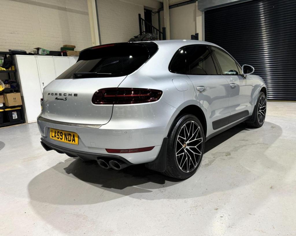 PORSCHE MACAN