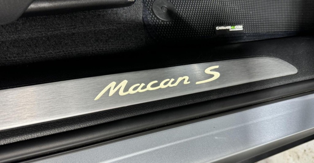 PORSCHE MACAN