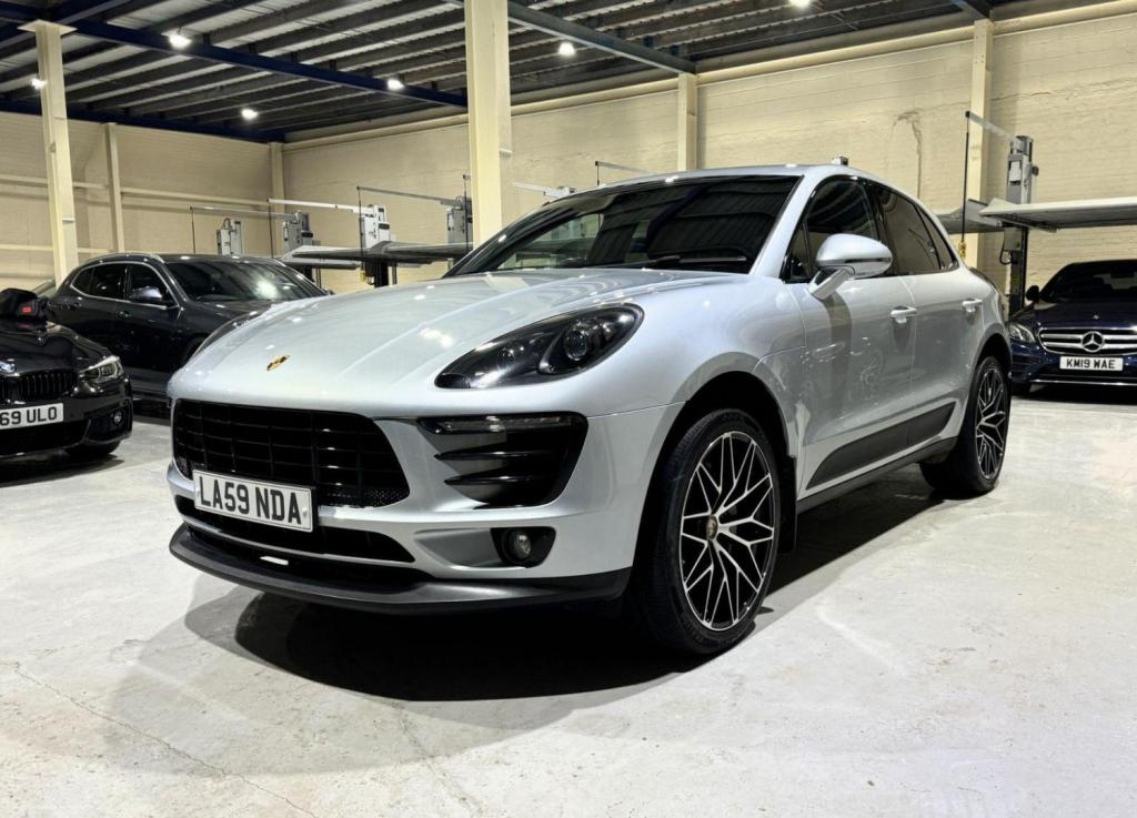 PORSCHE MACAN