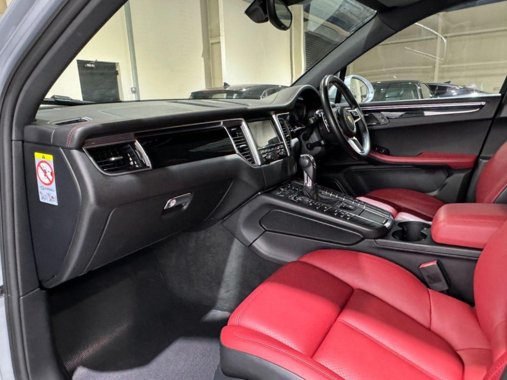 PORSCHE MACAN