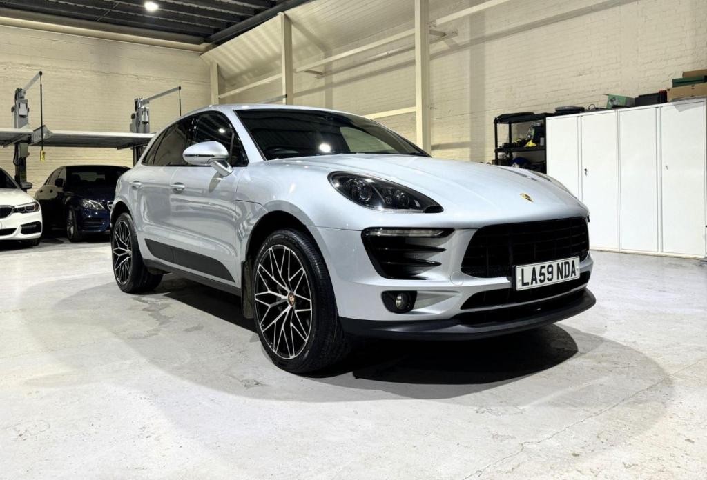 PORSCHE MACAN