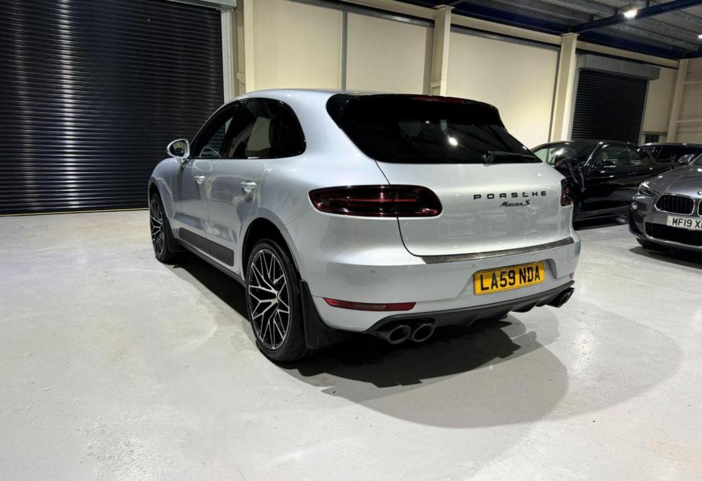 PORSCHE MACAN