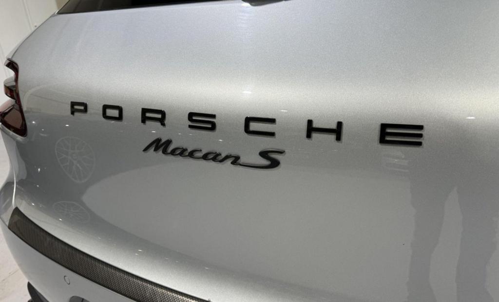 PORSCHE MACAN