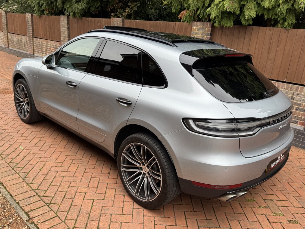 PORSCHE MACAN
