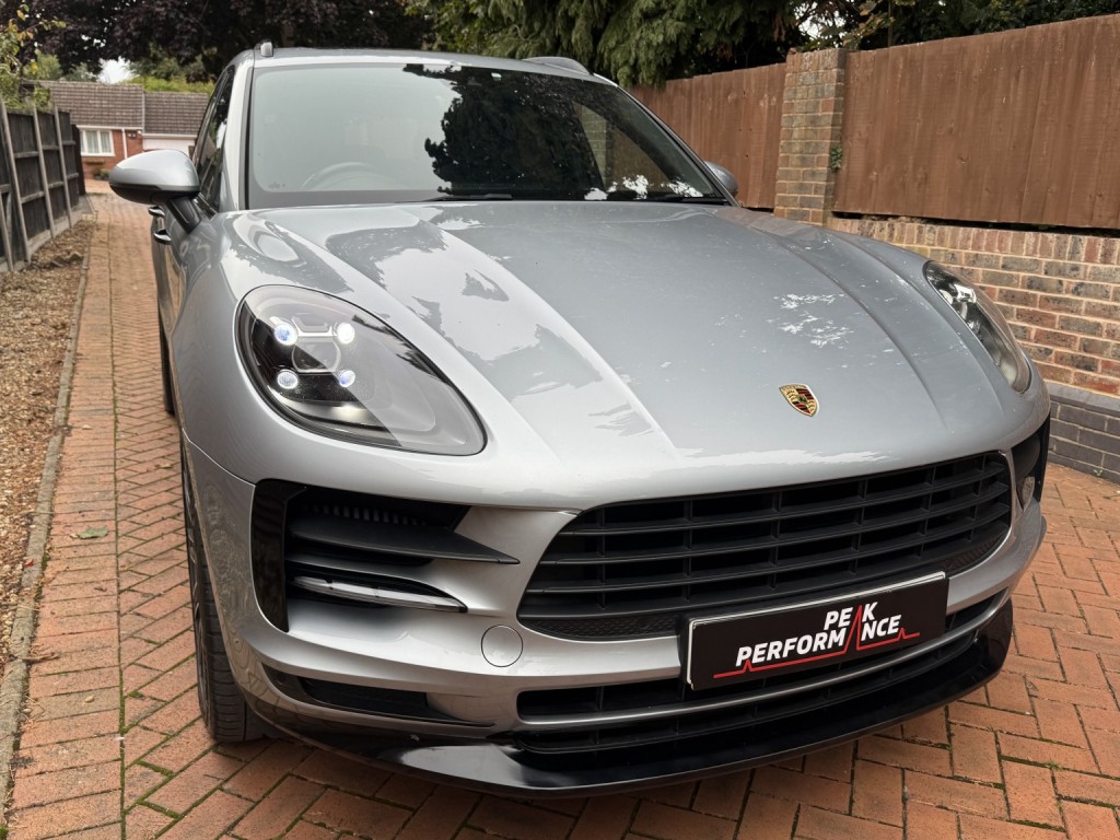 PORSCHE MACAN