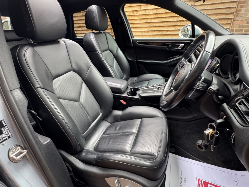 PORSCHE MACAN