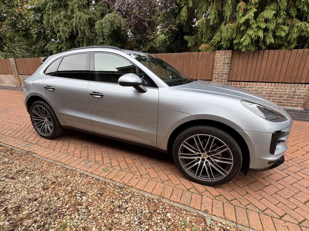 PORSCHE MACAN