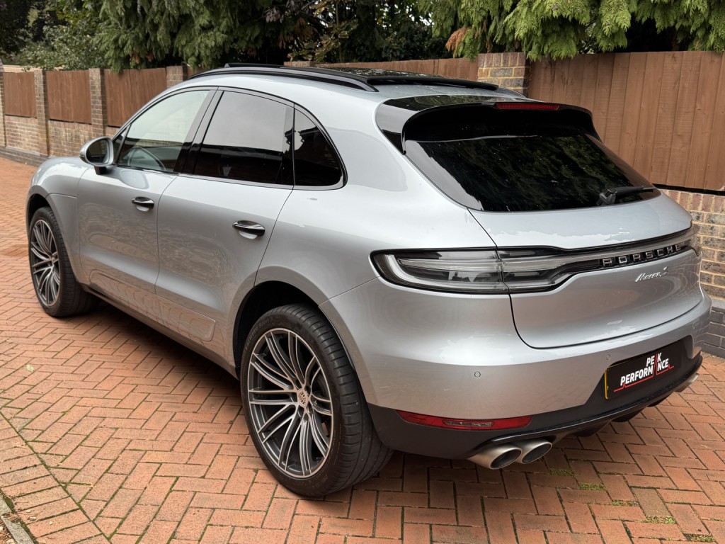 PORSCHE MACAN