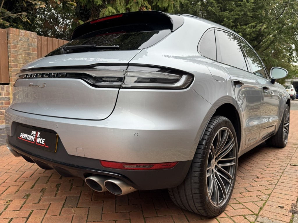 PORSCHE MACAN