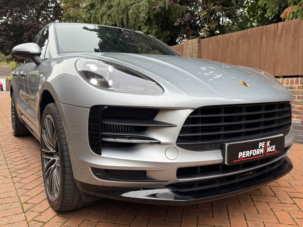 PORSCHE MACAN