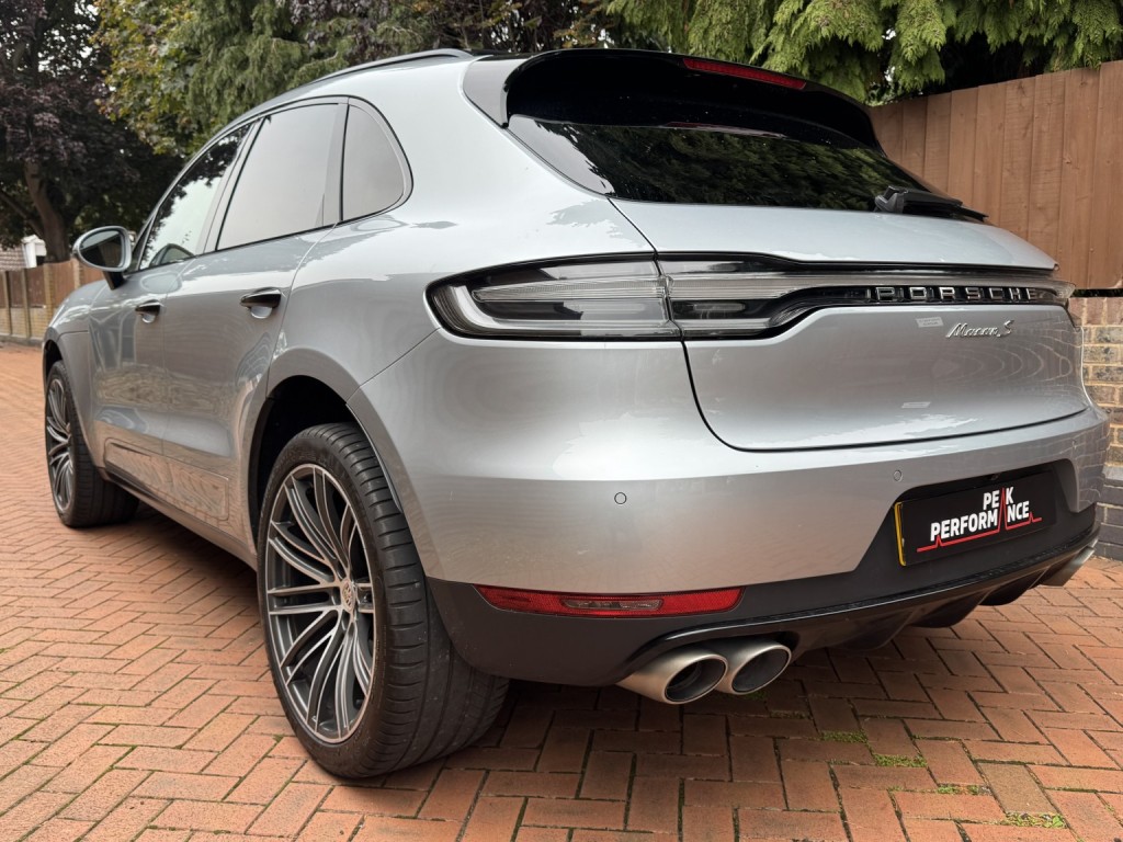 PORSCHE MACAN