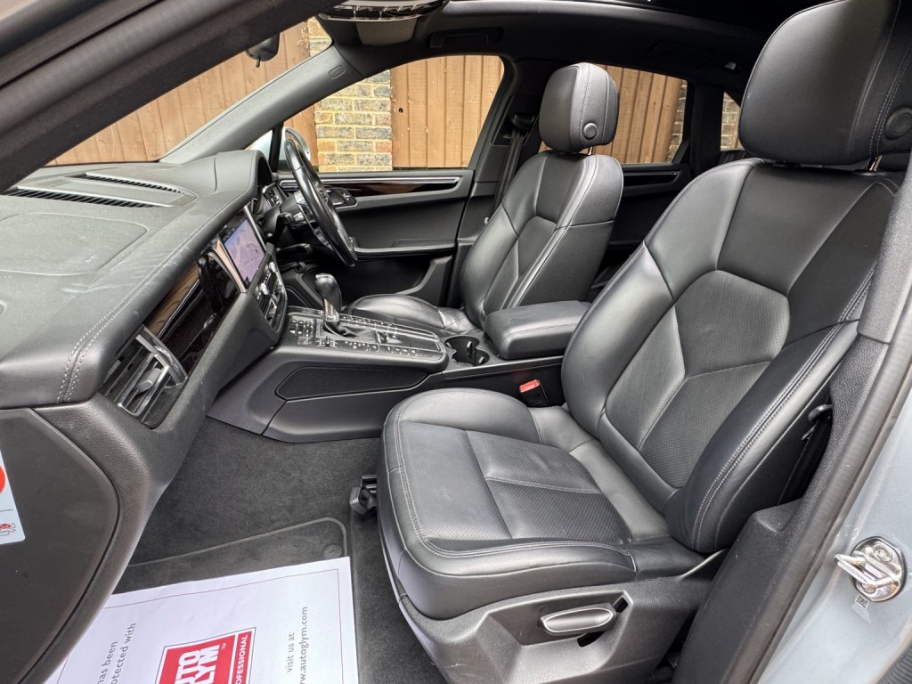 PORSCHE MACAN