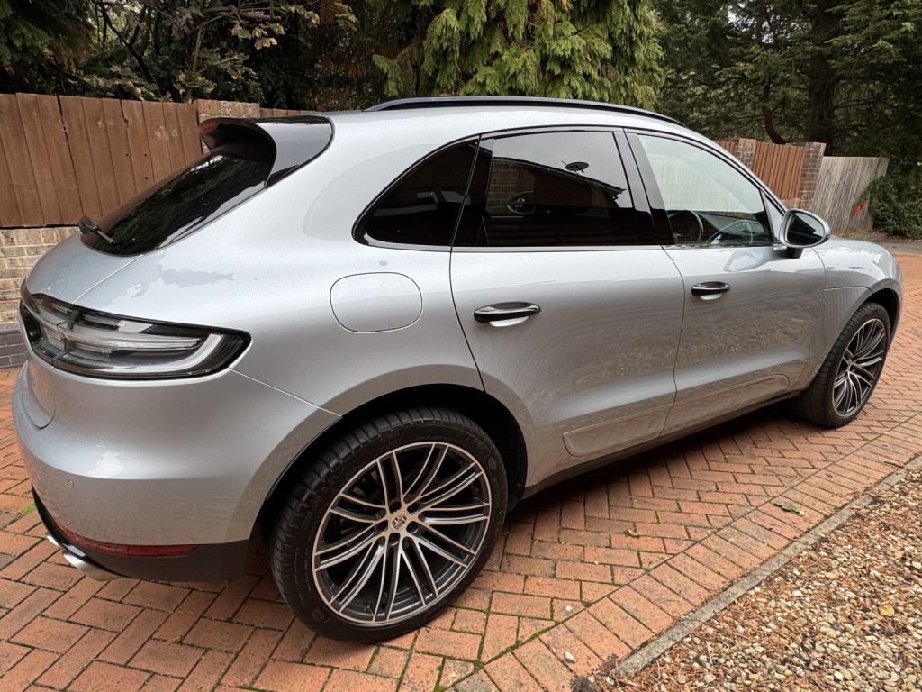 PORSCHE MACAN