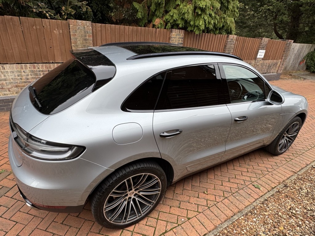 PORSCHE MACAN