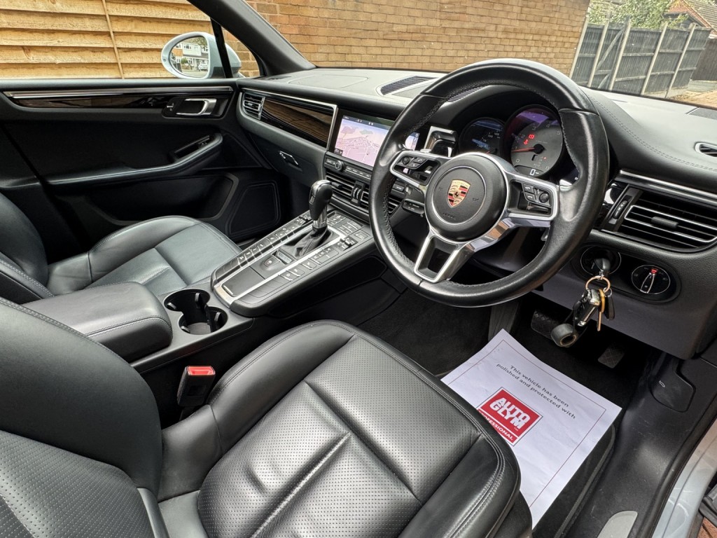 PORSCHE MACAN