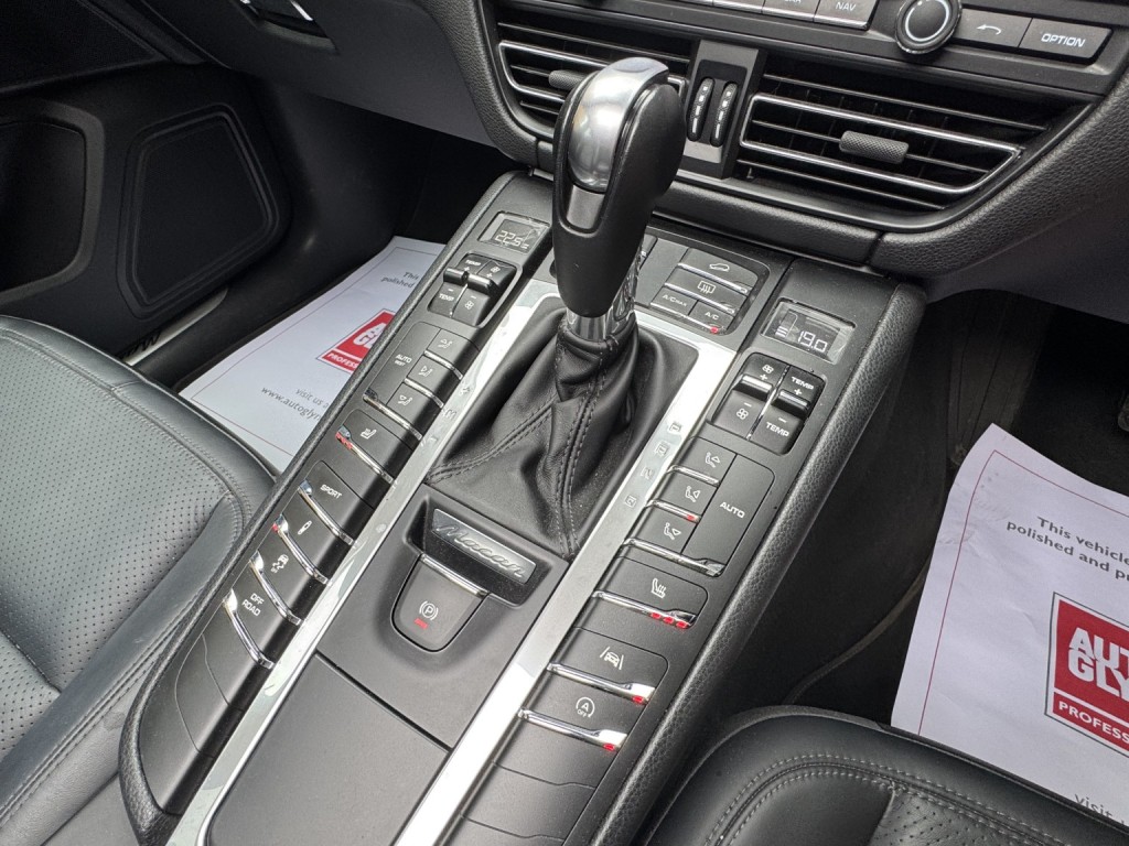PORSCHE MACAN