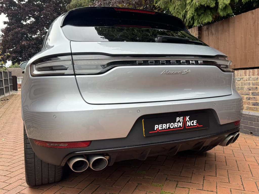 PORSCHE MACAN