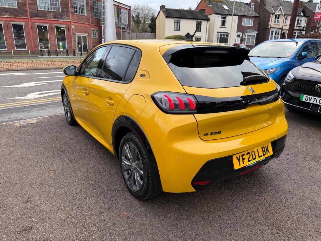 PEUGEOT E-208