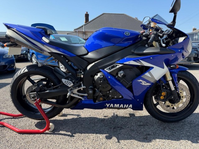 YAMAHA R1