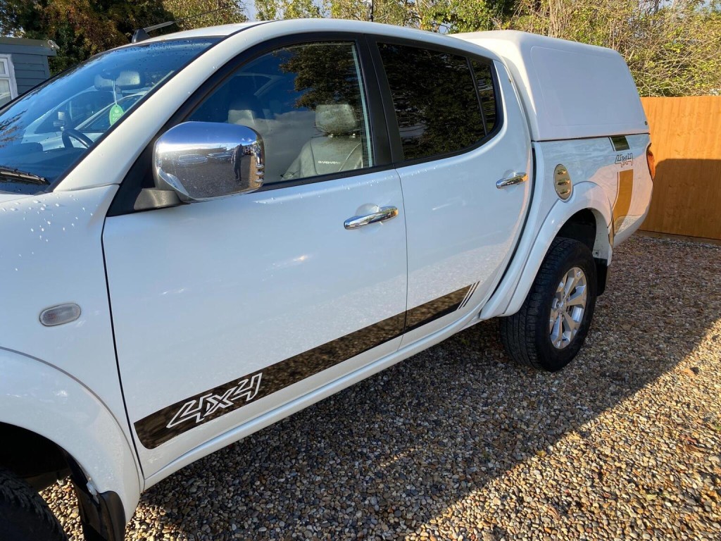 MITSUBISHI L200