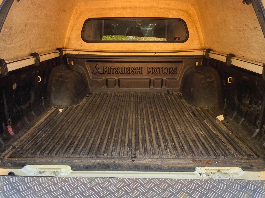 MITSUBISHI L200