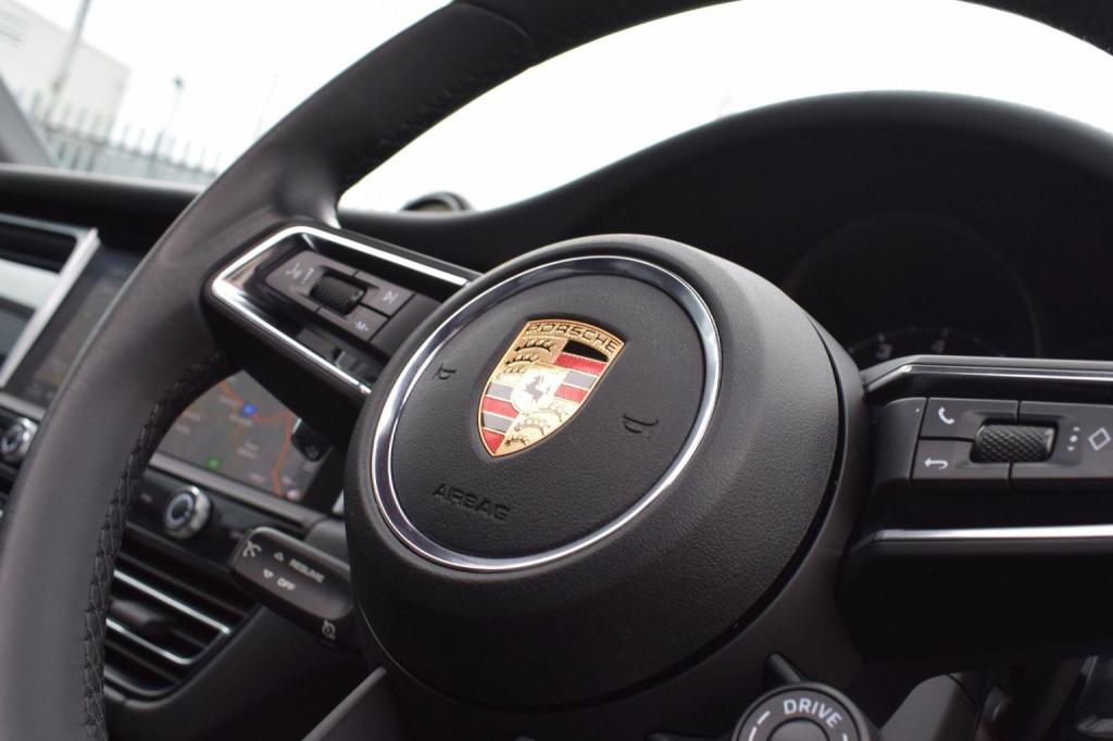 PORSCHE MACAN