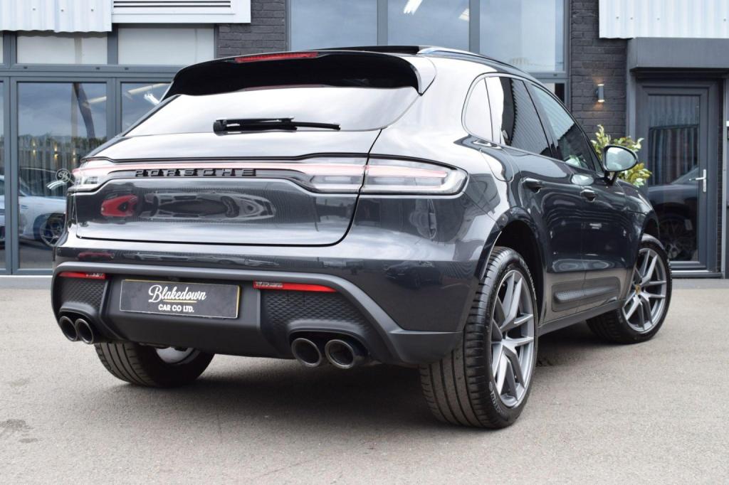 PORSCHE MACAN