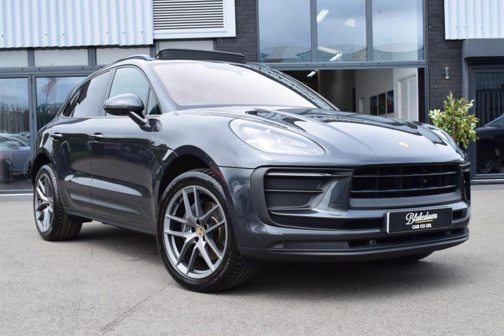 PORSCHE MACAN