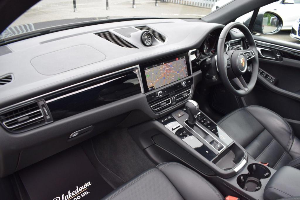 PORSCHE MACAN