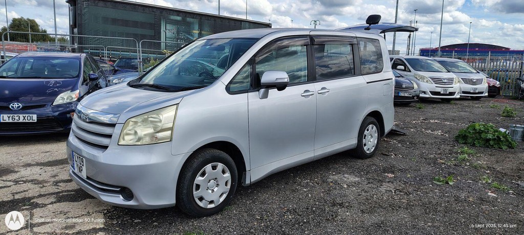 TOYOTA NOAH