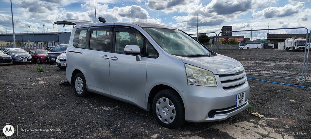 TOYOTA NOAH