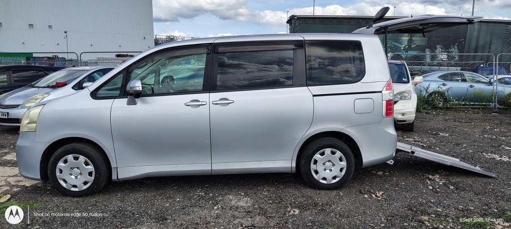TOYOTA NOAH