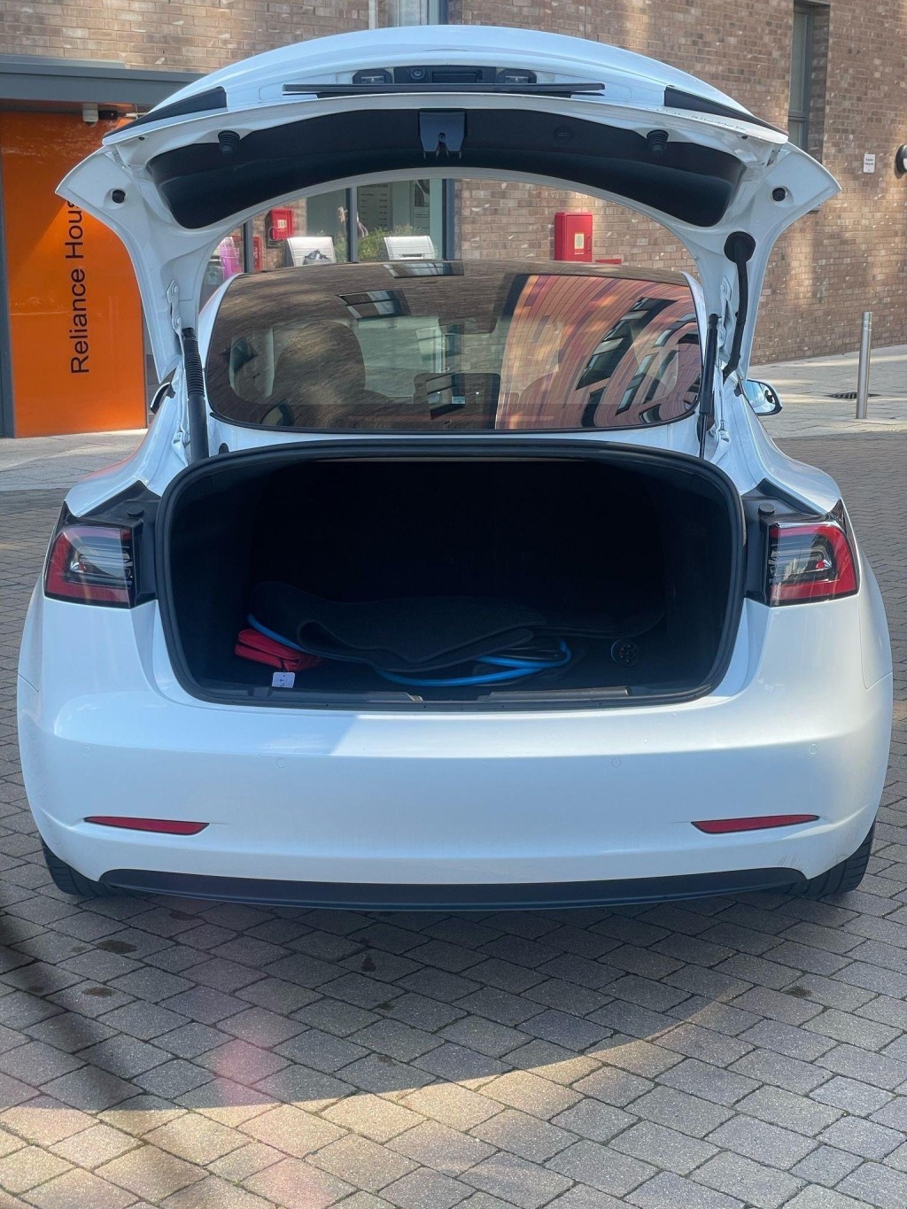 TESLA MODEL 3